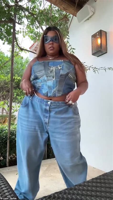 4 sen 2020 ... "You didn't see titties, you saw some tape!" Advertisement. Lizzo is living her best life, and her latest Instagram video proves ...